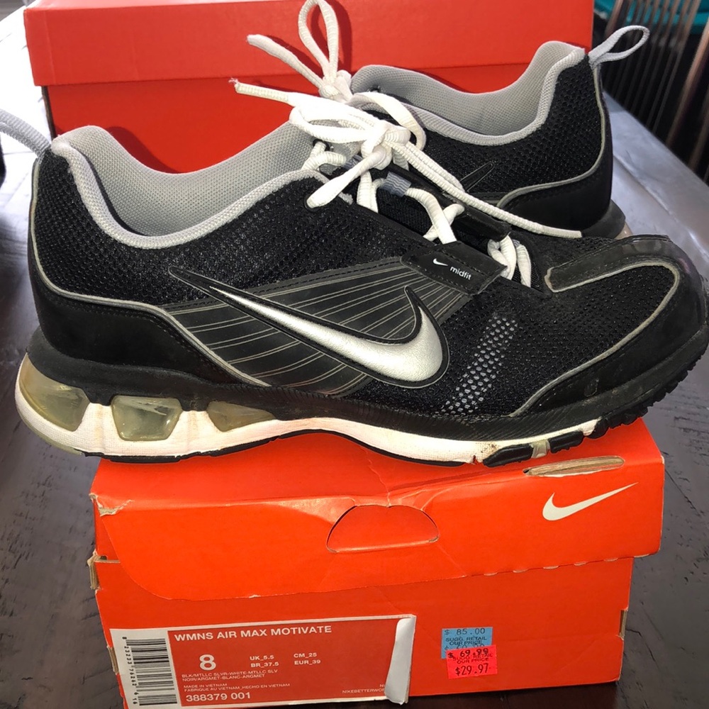 WMNS AIR MAX MOTIVATE